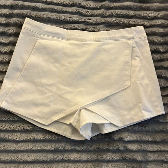 Ambiance Apparel, criss-cross skort with zipper in the back, size M; white - Picture 1 of 2